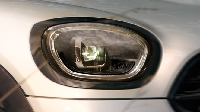 MINI Crossover PHEV – LEDヘッドライト （コーナリング・ライト付）